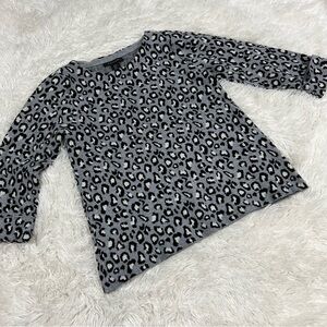 Tahari Gray Black Animal Print Rolled Sleeve Woman’s Sweater Size Medium